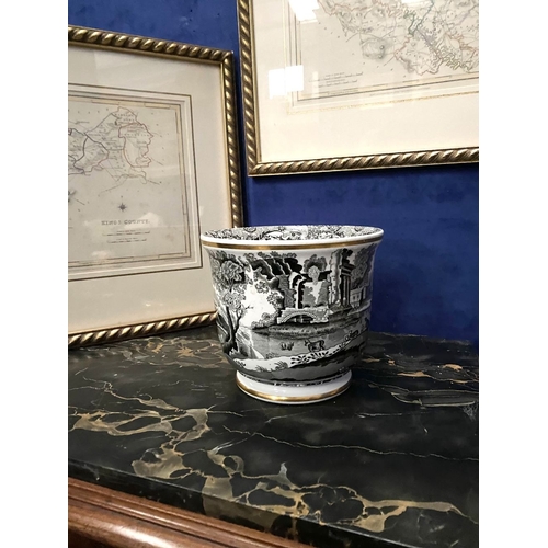 86 - A COPELAND SPODE JARDINIERE, decorated with black transfer Italian Gardens pattern. Dimensions: 16cm... 