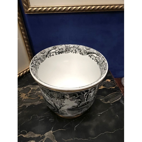 86 - A COPELAND SPODE JARDINIERE, decorated with black transfer Italian Gardens pattern. Dimensions: 16cm... 