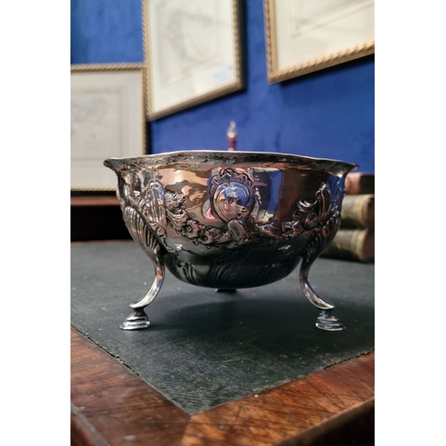 9 - AN VERY FINE IRISH GEORGE III SILVER SUGAR BASIN, decorated to the exterior with raised repoussé wor... 