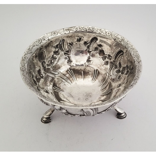 9 - AN VERY FINE IRISH GEORGE III SILVER SUGAR BASIN, decorated to the exterior with raised repoussé wor... 