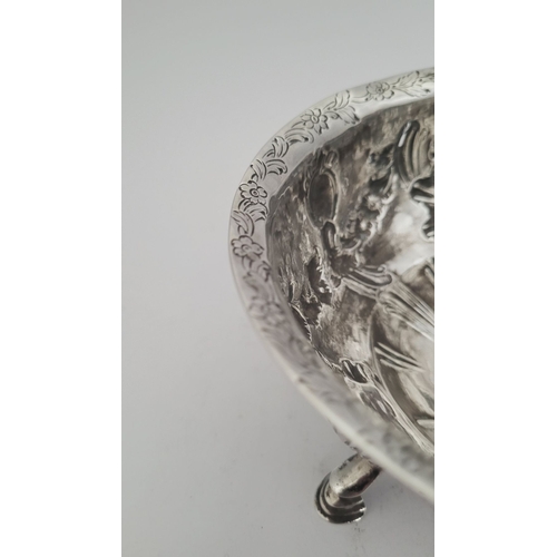 9 - AN VERY FINE IRISH GEORGE III SILVER SUGAR BASIN, decorated to the exterior with raised repoussé wor... 