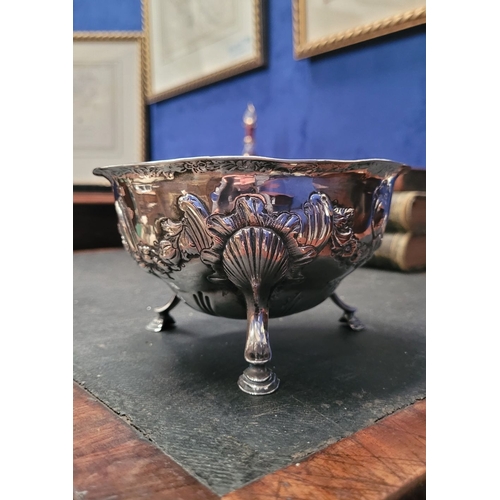 9 - AN VERY FINE IRISH GEORGE III SILVER SUGAR BASIN, decorated to the exterior with raised repoussé wor... 