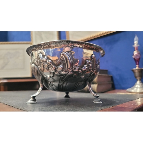 9 - AN VERY FINE IRISH GEORGE III SILVER SUGAR BASIN, decorated to the exterior with raised repoussé wor... 