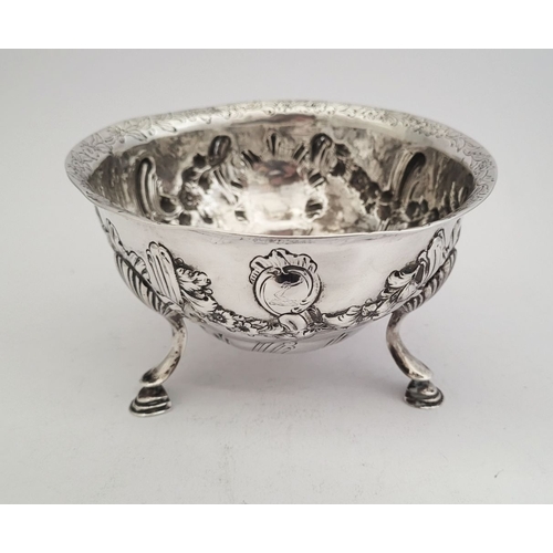 9 - AN VERY FINE IRISH GEORGE III SILVER SUGAR BASIN, decorated to the exterior with raised repoussé wor... 