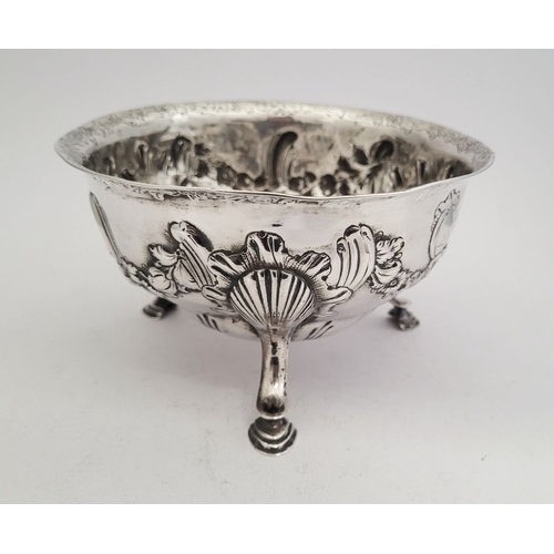 9 - AN VERY FINE IRISH GEORGE III SILVER SUGAR BASIN, decorated to the exterior with raised repoussé wor... 