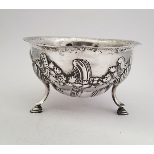 9 - AN VERY FINE IRISH GEORGE III SILVER SUGAR BASIN, decorated to the exterior with raised repoussé wor... 