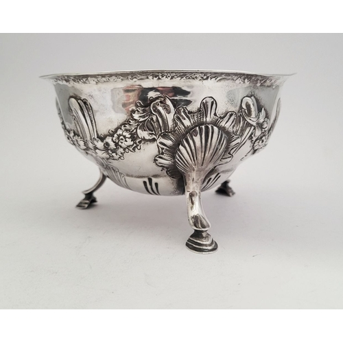 9 - AN VERY FINE IRISH GEORGE III SILVER SUGAR BASIN, decorated to the exterior with raised repoussé wor... 