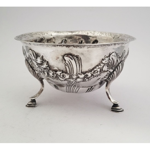 9 - AN VERY FINE IRISH GEORGE III SILVER SUGAR BASIN, decorated to the exterior with raised repoussé wor... 