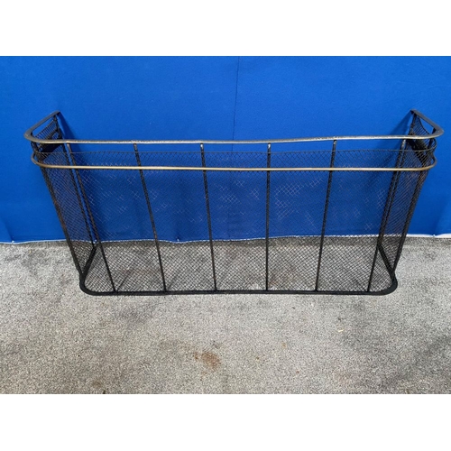 57 - A VERY GOOD QUALITY REGENCY BRASS & METAL ‘NURSERY’ FIRE GUARD, the curved guard has a pull-out bras... 