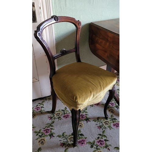 124 - A SINGLE DINING CHAIR / SIDE CHAIR, LATE 19TH / EARLY 20TH CENTURY, with carved floral rondel detail... 