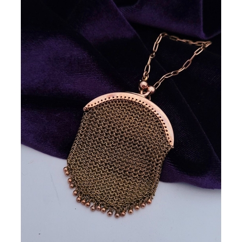 13 - A DELICATE EDWARDIAN 9CT GOLD MARKED MESH SOVEREIGN PURSE, the purse with curved top and clasp is ma... 