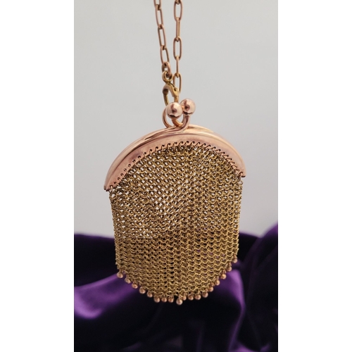 13 - A DELICATE EDWARDIAN 9CT GOLD MARKED MESH SOVEREIGN PURSE, the purse with curved top and clasp is ma... 