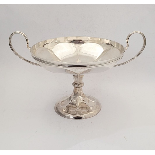 139 - AN ART NOUVEAU SILVER PEDESTAL GRAPE DISH, Hallmarked Birmingham c.1911. Nice elegant form with reed... 