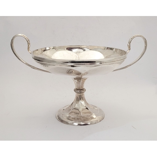 139 - AN ART NOUVEAU SILVER PEDESTAL GRAPE DISH, Hallmarked Birmingham c.1911. Nice elegant form with reed... 