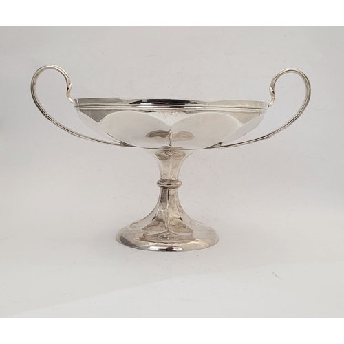 139 - AN ART NOUVEAU SILVER PEDESTAL GRAPE DISH, Hallmarked Birmingham c.1911. Nice elegant form with reed... 