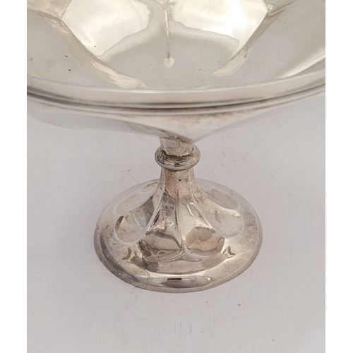 139 - AN ART NOUVEAU SILVER PEDESTAL GRAPE DISH, Hallmarked Birmingham c.1911. Nice elegant form with reed... 