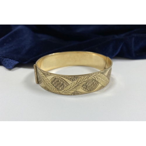 148 - A BEAUTIFUL VINTAGE 9CT ROLLED GOLD BANGLE BRACELET, the front with   delicate etched leaf pattern, ... 