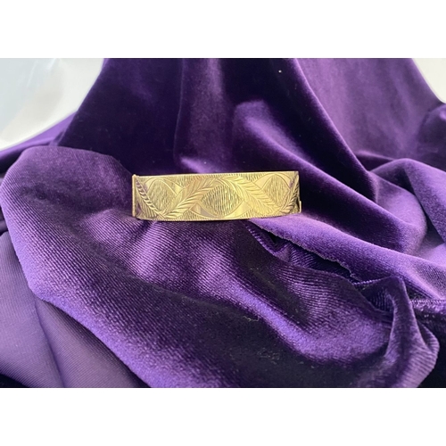 148 - A BEAUTIFUL VINTAGE 9CT ROLLED GOLD BANGLE BRACELET, the front with   delicate etched leaf pattern, ... 