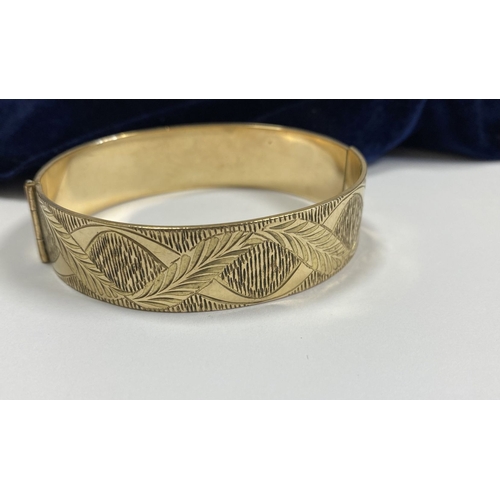 148 - A BEAUTIFUL VINTAGE 9CT ROLLED GOLD BANGLE BRACELET, the front with   delicate etched leaf pattern, ... 