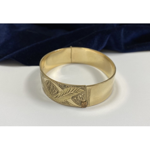 148 - A BEAUTIFUL VINTAGE 9CT ROLLED GOLD BANGLE BRACELET, the front with   delicate etched leaf pattern, ... 