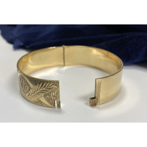 148 - A BEAUTIFUL VINTAGE 9CT ROLLED GOLD BANGLE BRACELET, the front with   delicate etched leaf pattern, ... 