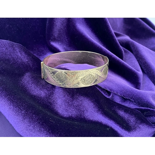 148 - A BEAUTIFUL VINTAGE 9CT ROLLED GOLD BANGLE BRACELET, the front with   delicate etched leaf pattern, ... 