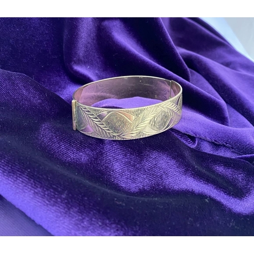 148 - A BEAUTIFUL VINTAGE 9CT ROLLED GOLD BANGLE BRACELET, the front with   delicate etched leaf pattern, ... 