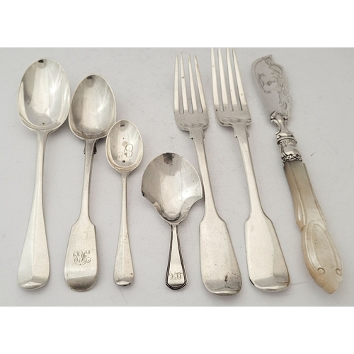 152 - A MIXED LOT OF SILVER ITEMS: includes, (i) A late 19th silver rat’s tail spoon, maker’s mark for Gol... 