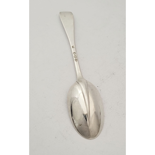 152 - A MIXED LOT OF SILVER ITEMS: includes, (i) A late 19th silver rat’s tail spoon, maker’s mark for Gol... 