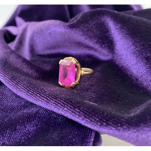 176 - A BEAUTIFUL IRISH 9CT YELLOW GOLD PINK GEMSTONE SOLITAIRE RING, with large vibrant emerald cut pink ... 