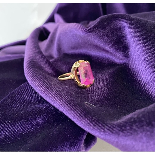 176 - A BEAUTIFUL IRISH 9CT YELLOW GOLD PINK GEMSTONE SOLITAIRE RING, with large vibrant emerald cut pink ... 