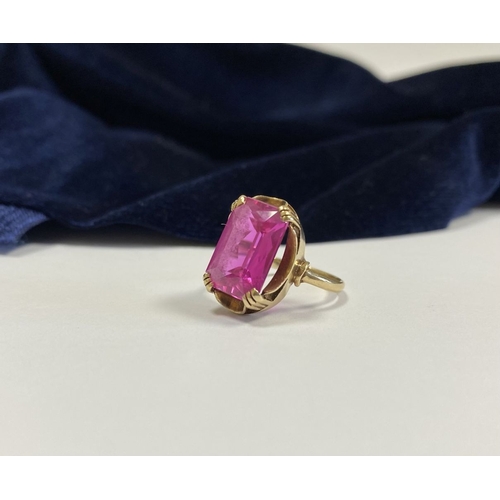 176 - A BEAUTIFUL IRISH 9CT YELLOW GOLD PINK GEMSTONE SOLITAIRE RING, with large vibrant emerald cut pink ... 