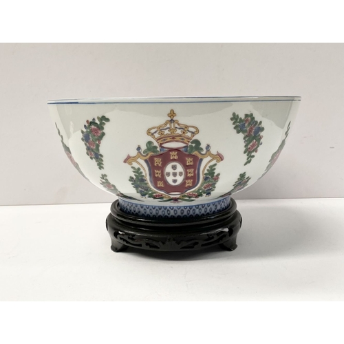 207 - A VINTAGE CHINESE EXPORT BLUE & WHITE ARMORIAL BOWL, Oriental accents armorial bowl on carved hardwo... 