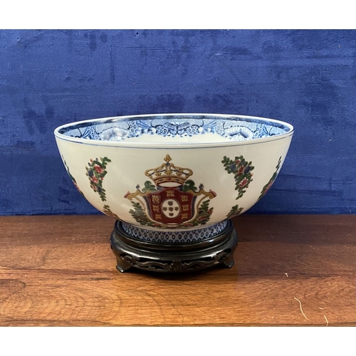 207 - A VINTAGE CHINESE EXPORT BLUE & WHITE ARMORIAL BOWL, Oriental accents armorial bowl on carved hardwo... 