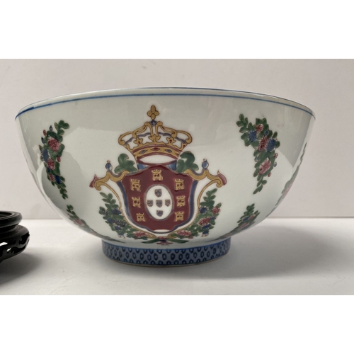 207 - A VINTAGE CHINESE EXPORT BLUE & WHITE ARMORIAL BOWL, Oriental accents armorial bowl on carved hardwo... 