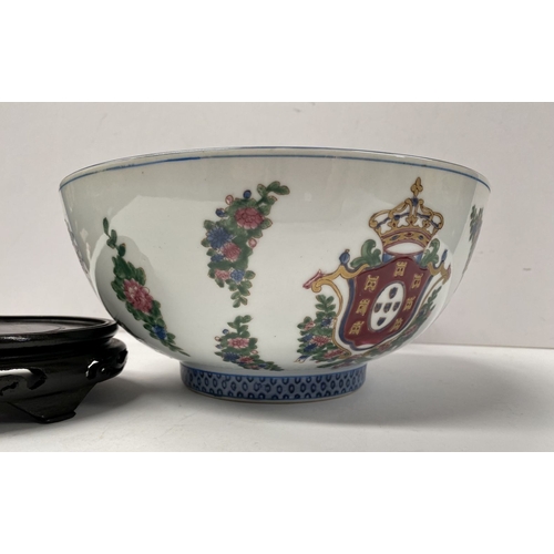 207 - A VINTAGE CHINESE EXPORT BLUE & WHITE ARMORIAL BOWL, Oriental accents armorial bowl on carved hardwo... 