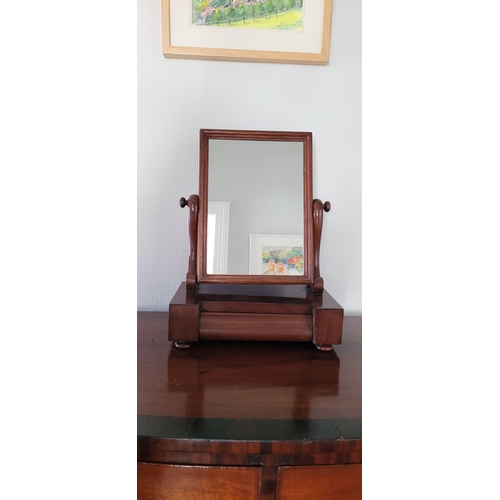 21 - A LATE 19TH / EARLY 20TH CENTURY MAHOGANY TABLE-TOP SWING DRESSING MIRROR, the mirror held up betwee... 