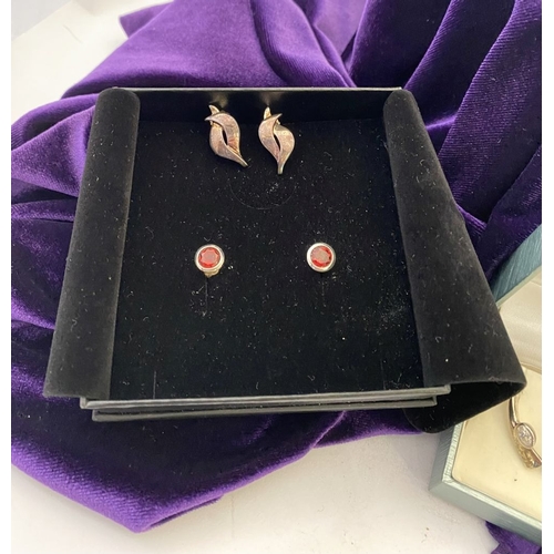 210 - A SILVER JEWELLERY LOT TO INCLUDE (i) a pair of sterling silver gemset stud earrings, hallmarked 925... 