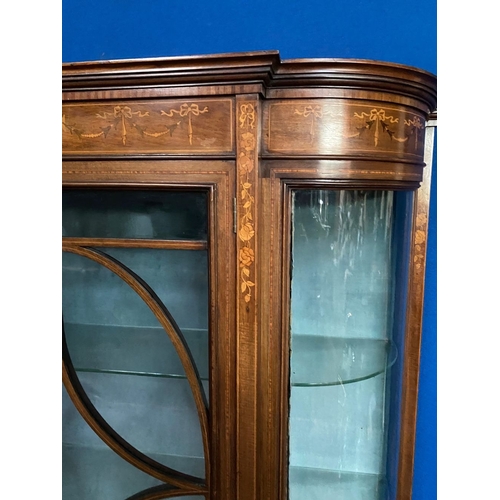 212 - AN EXCELLENT QUALITY MAHOGANY INLAID BOW FRONTED DISPLAY CABINET, to the top a panel of marquetry in... 