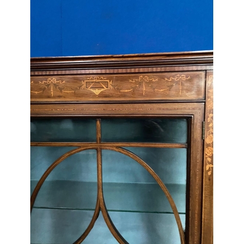 212 - AN EXCELLENT QUALITY MAHOGANY INLAID BOW FRONTED DISPLAY CABINET, to the top a panel of marquetry in... 