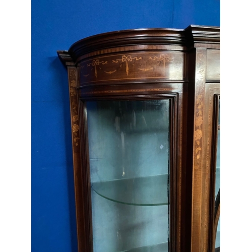 212 - AN EXCELLENT QUALITY MAHOGANY INLAID BOW FRONTED DISPLAY CABINET, to the top a panel of marquetry in... 