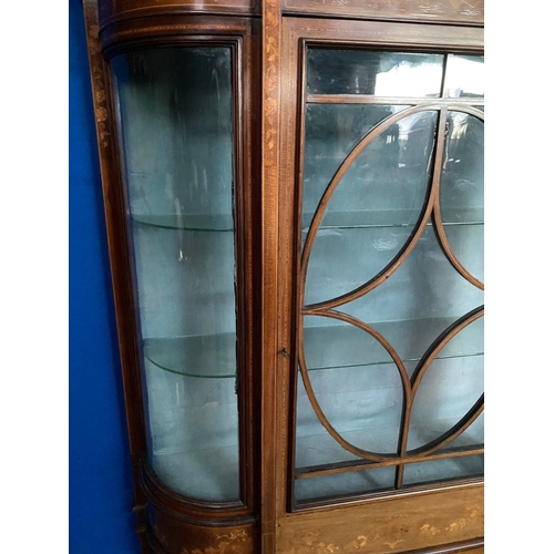 212 - AN EXCELLENT QUALITY MAHOGANY INLAID BOW FRONTED DISPLAY CABINET, to the top a panel of marquetry in... 