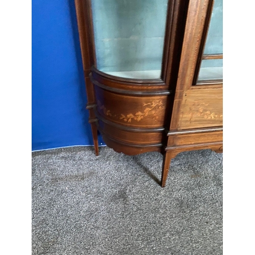 212 - AN EXCELLENT QUALITY MAHOGANY INLAID BOW FRONTED DISPLAY CABINET, to the top a panel of marquetry in... 