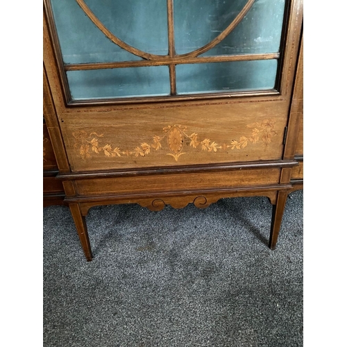 212 - AN EXCELLENT QUALITY MAHOGANY INLAID BOW FRONTED DISPLAY CABINET, to the top a panel of marquetry in... 