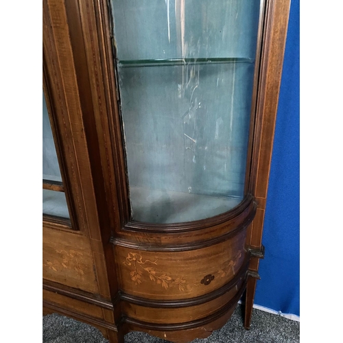 212 - AN EXCELLENT QUALITY MAHOGANY INLAID BOW FRONTED DISPLAY CABINET, to the top a panel of marquetry in... 