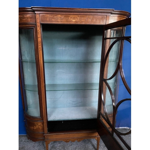 212 - AN EXCELLENT QUALITY MAHOGANY INLAID BOW FRONTED DISPLAY CABINET, to the top a panel of marquetry in... 