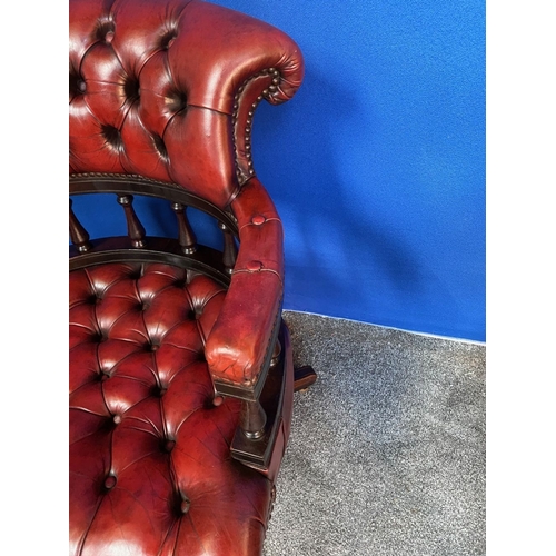 231 - A VERY FINE CAPTAINS DESK CHAIR WITH OXBLOOD LEATHER UPHOLSTERY, to the top a raised buttoned back r... 