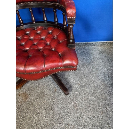 231 - A VERY FINE CAPTAINS DESK CHAIR WITH OXBLOOD LEATHER UPHOLSTERY, to the top a raised buttoned back r... 