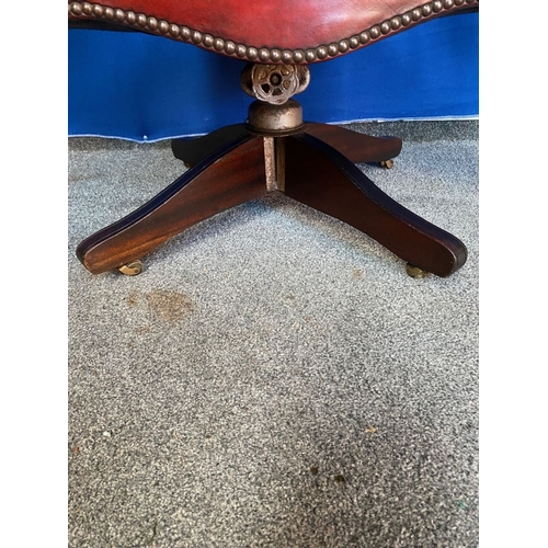 231 - A VERY FINE CAPTAINS DESK CHAIR WITH OXBLOOD LEATHER UPHOLSTERY, to the top a raised buttoned back r... 