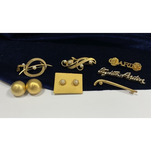 253 - A COLLECTION OF VINTAGE GILT BROOCHES, along with pair of stud earrings, pair of clip on earrings an... 